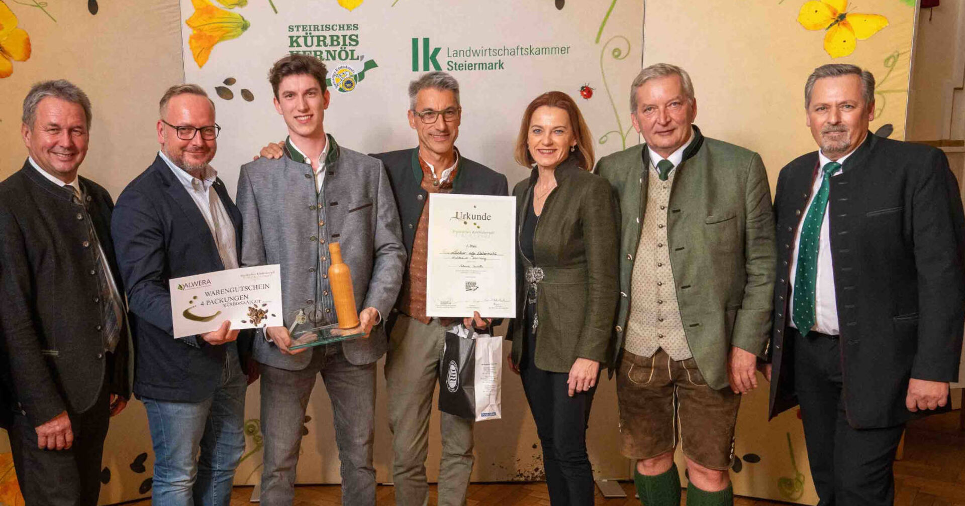 Mehrere Menschen posieren für ein Foto