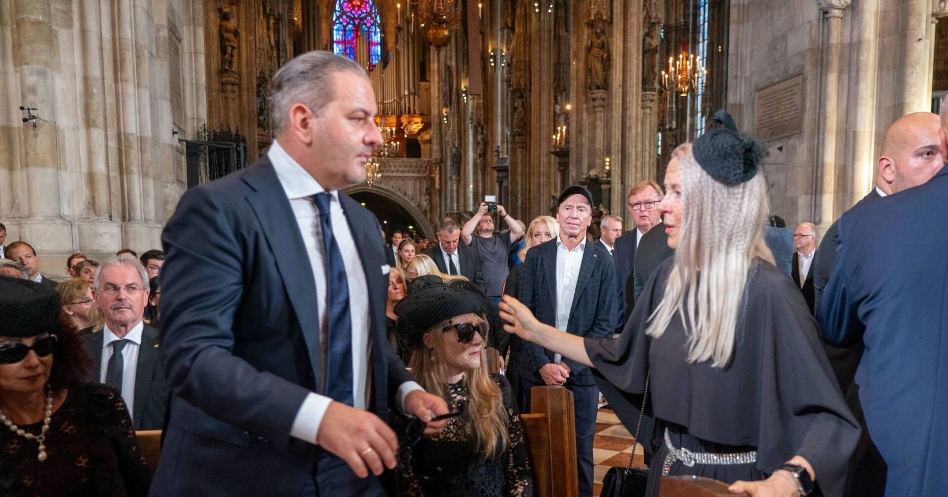 Simone und Leo Lugner bei Richards Beerdigung.