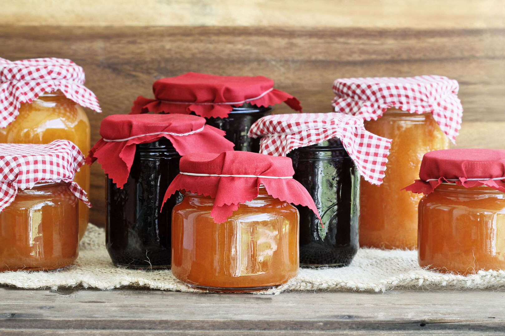 Marmeladengläser auf einem Tisch | Credit: iStock.com/StephanieFrey