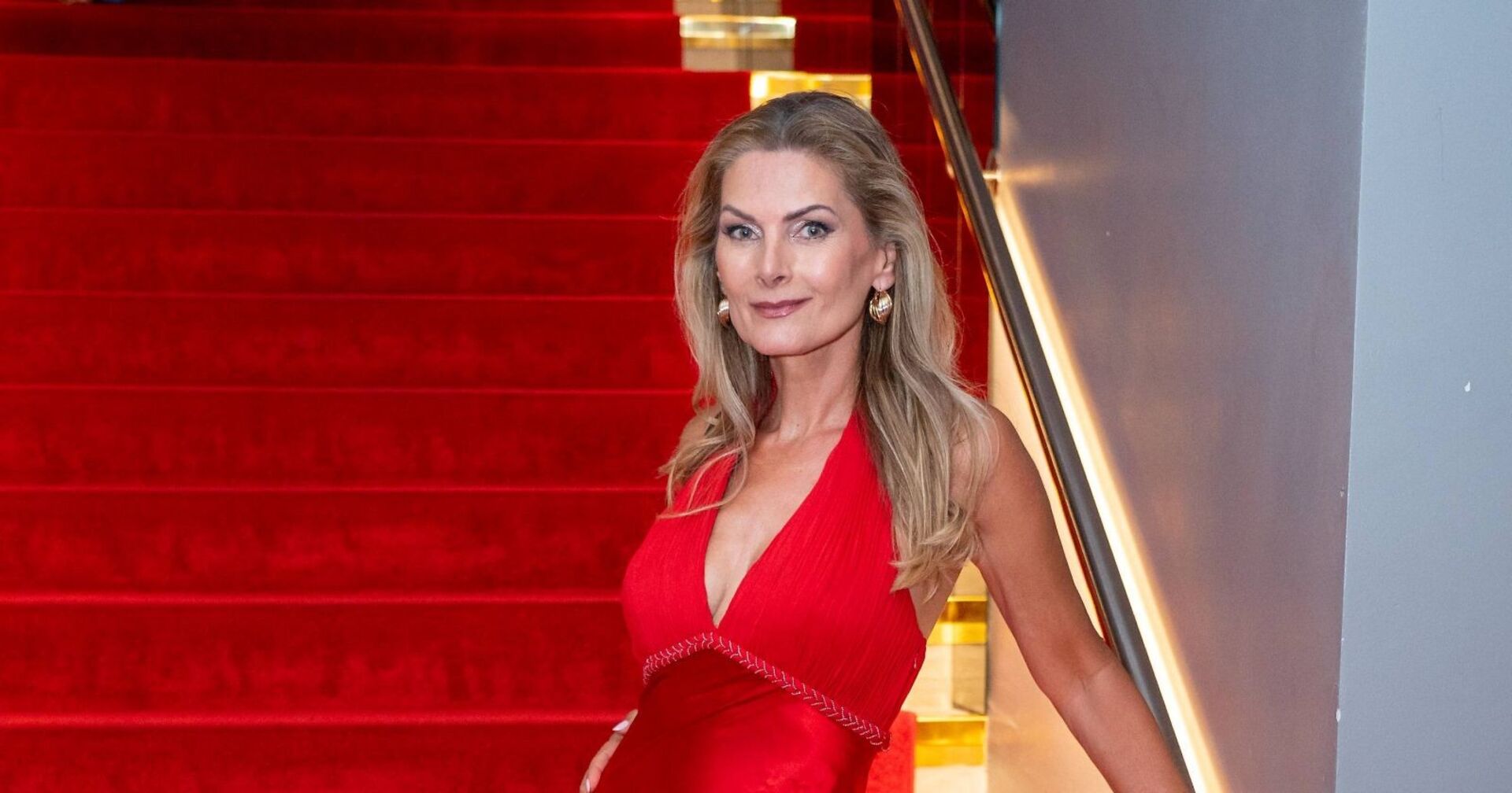 Martina Kaiser in einem roten Kleid.