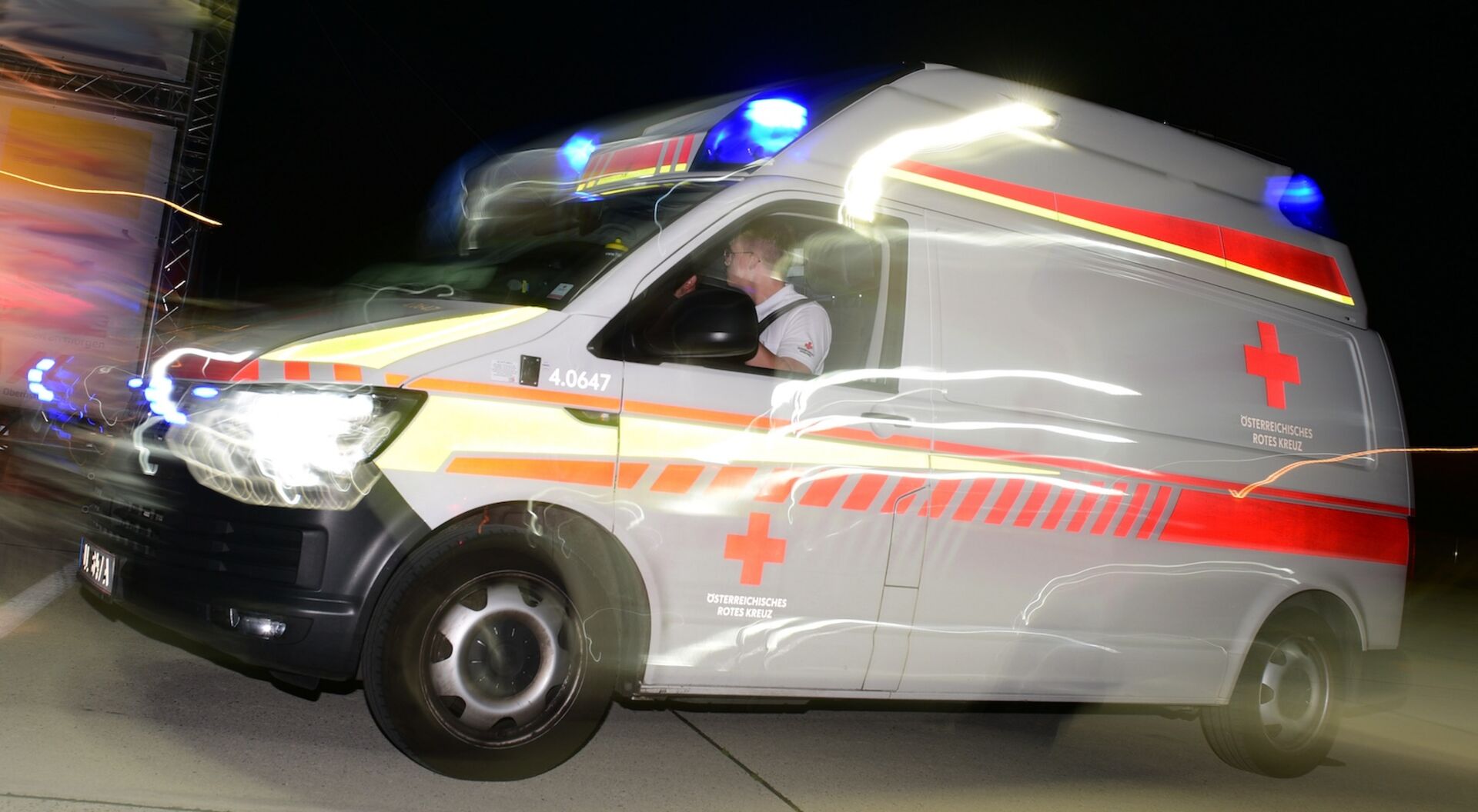 Rettungswagen fährt nachts schnell