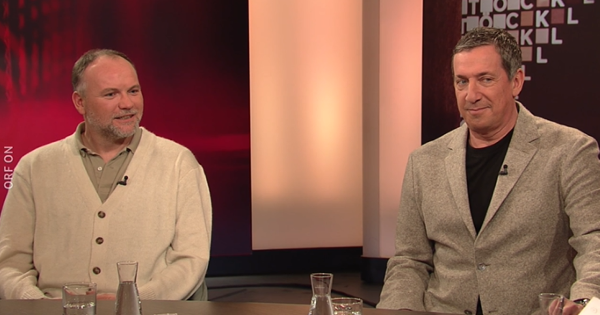 Thomas Stipsits und Viktor Gernot sitzen nebeneinander.