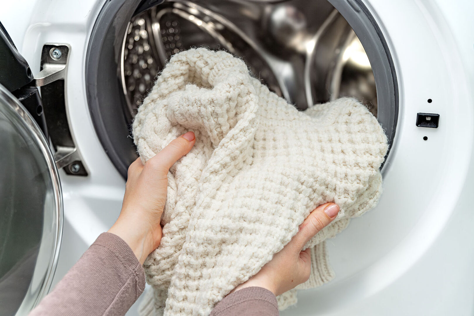 Pullover in der Waschmaschine | Credit: iStock.com/Damian Lugowski