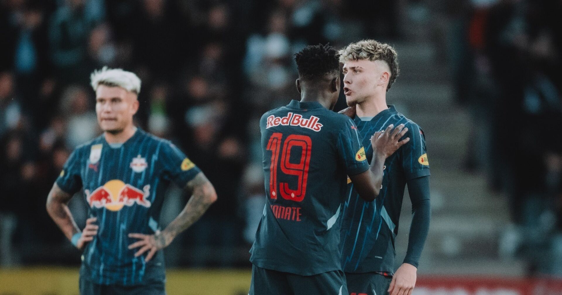 Die Spieler Piatkowski, Konate und Clark von Red Bull Salzburg