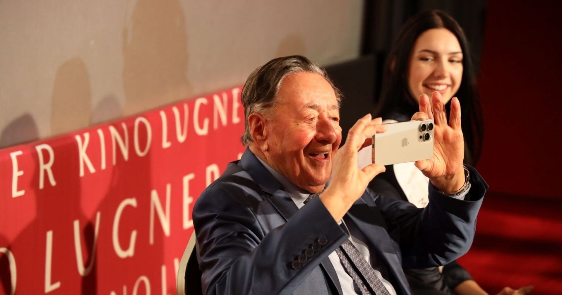 Richard Lugner macht ein Foto.