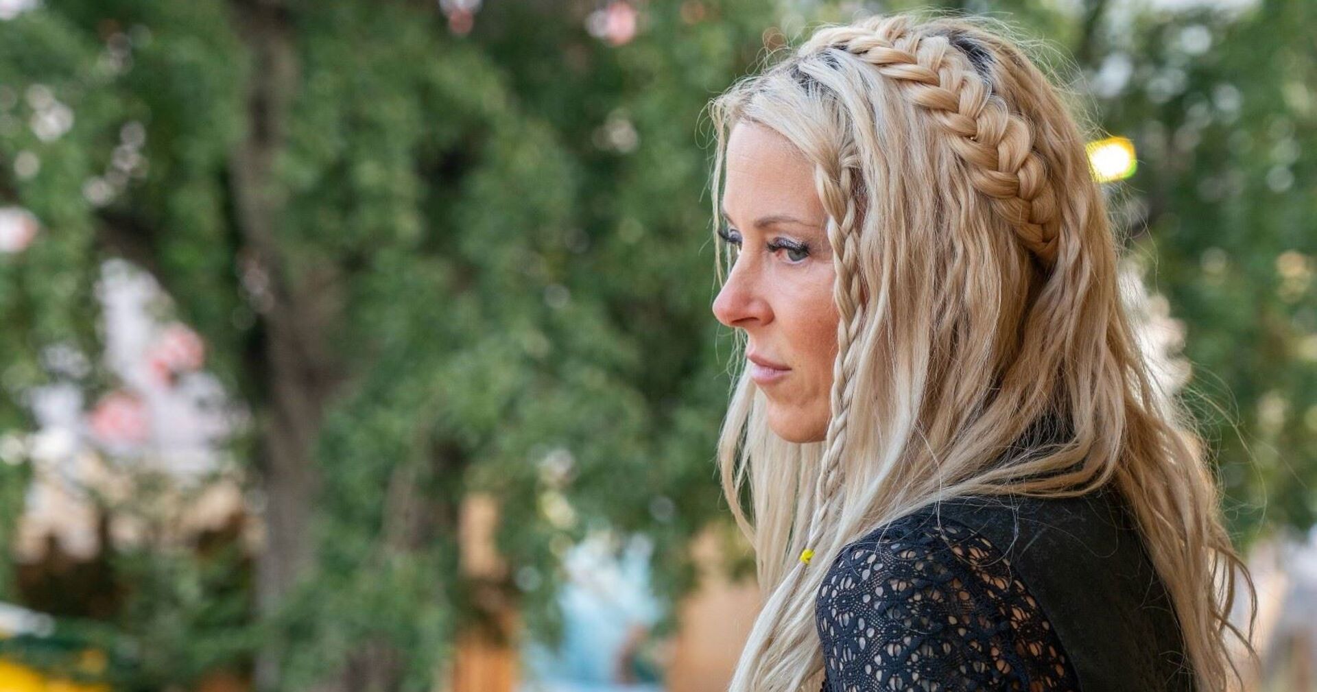 Simone Lugner wirkt nachdenklich und traurig.