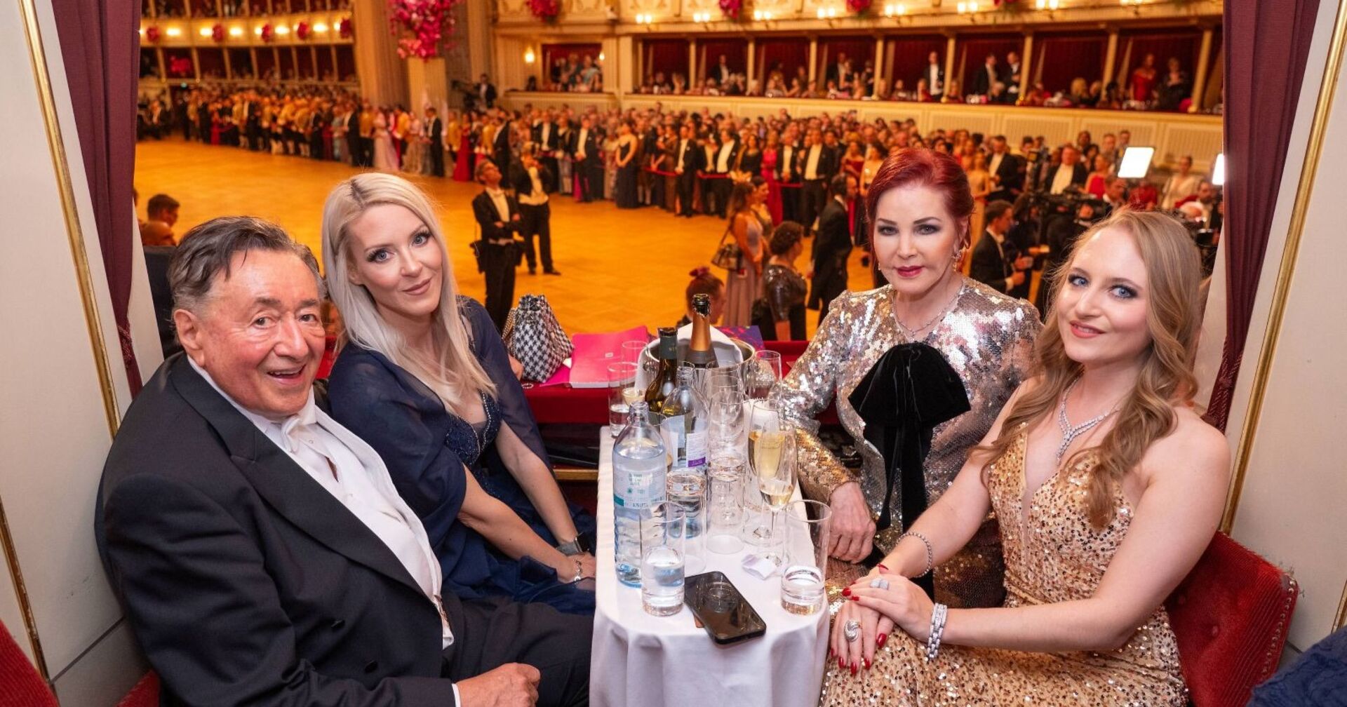 Richard und Simone Lugner mit Priscilla und Jacky