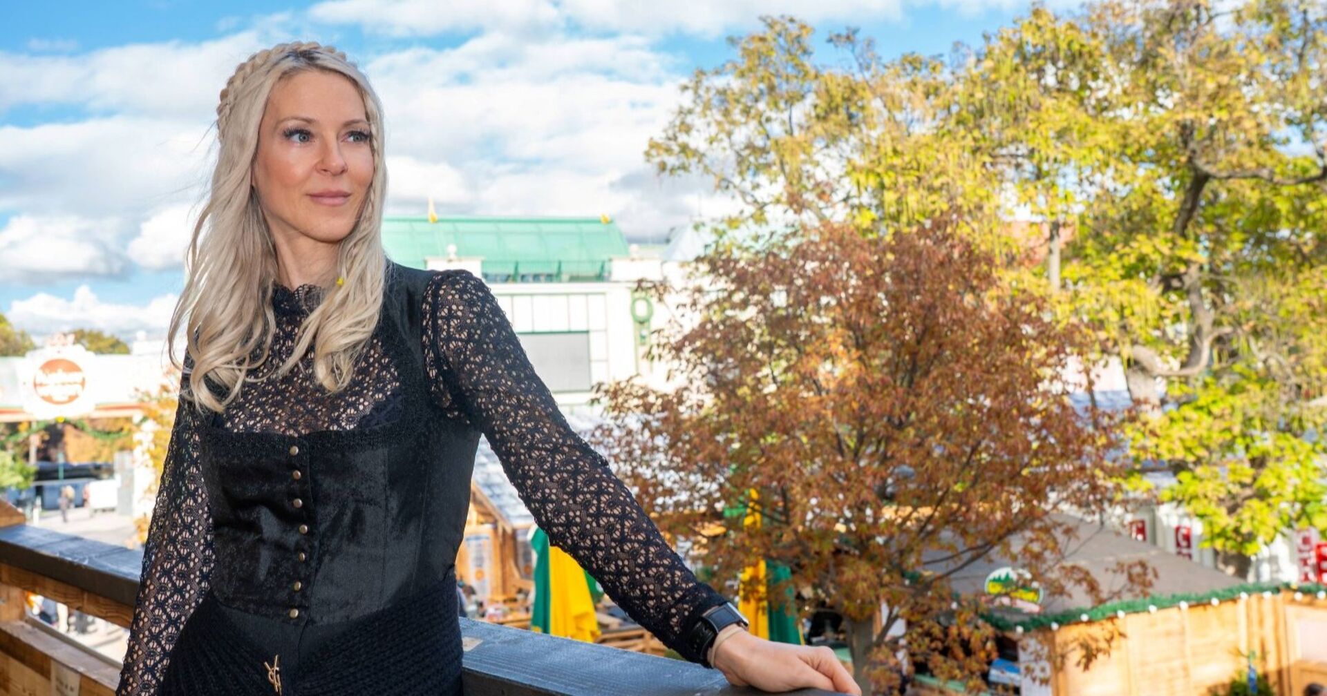 Simone Lugner im schwarzen Dirndl