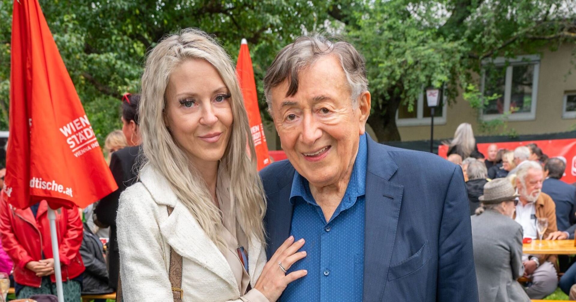 Simone legt ihre Hand auf die Brust von Richard Lugner