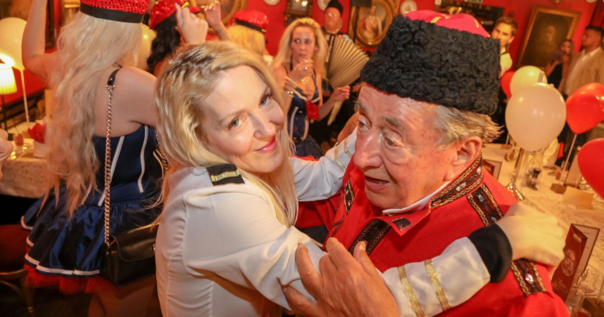 Simone Lugner umart Richard Lugner