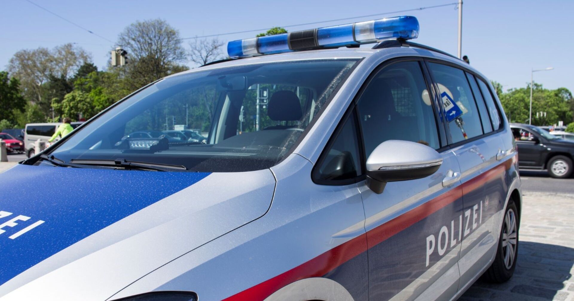 Polizeiwagen welcher auf Parkplatz steht