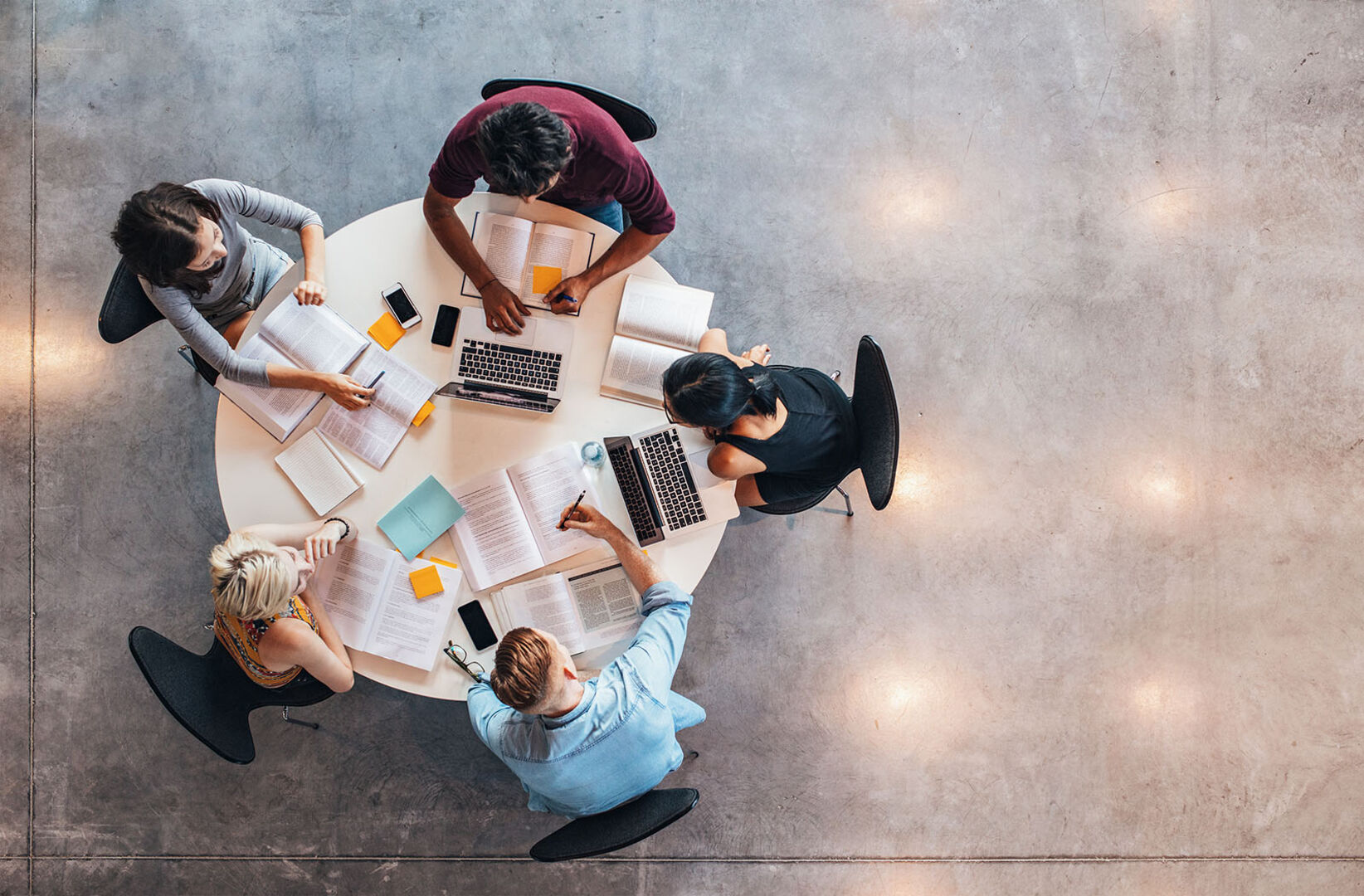 Studenten lernen zusammen | Credit: iStock.com/Jacob Ammentorp Lund