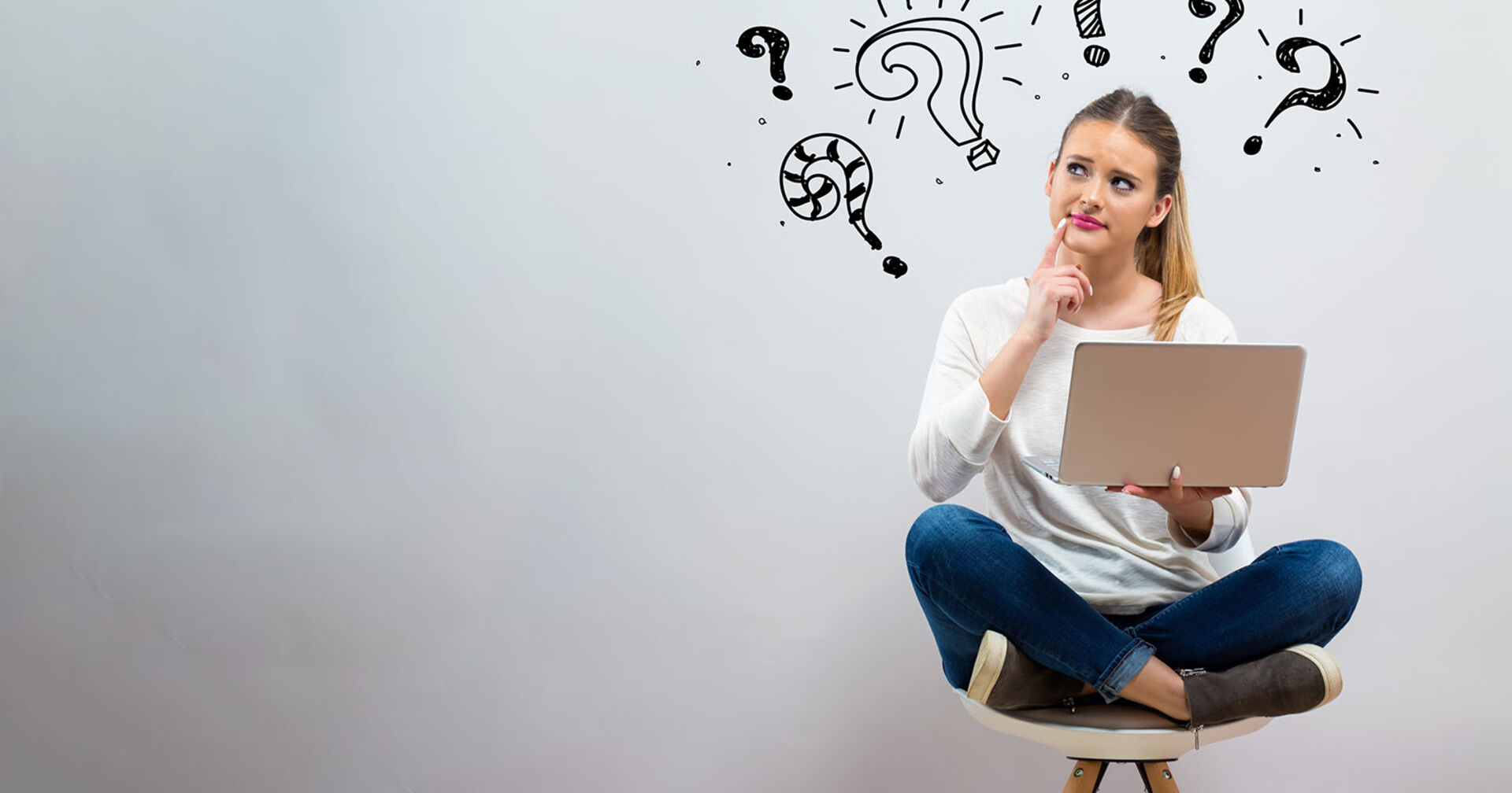 Studentin sitzt auf einem Hocker | Credit: iStock.com/Melpomenem