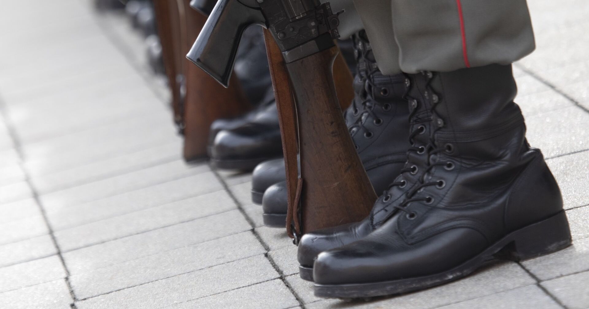 Füße von Soldaten mit Waffen.