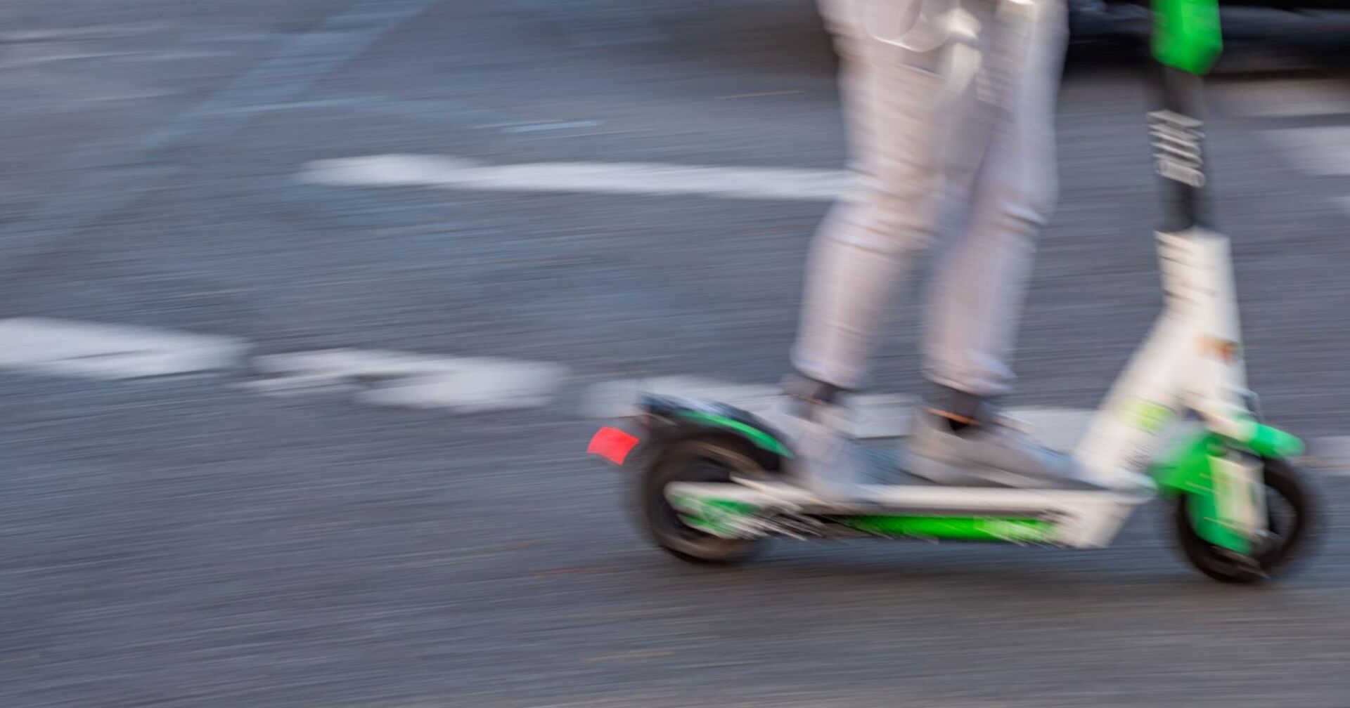 Ein E-Scooter-Fahrer ist schnell im Straßenverkehr unterwegs.