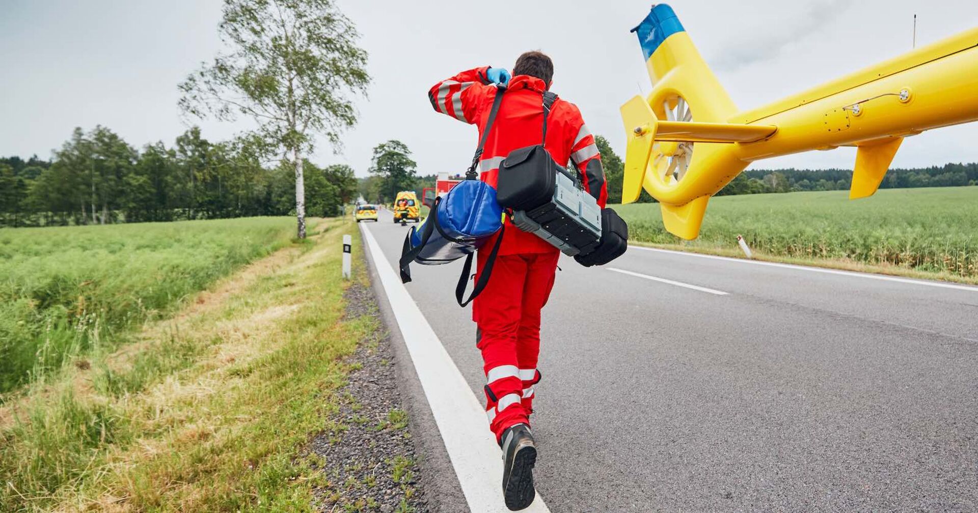 Rettungskräfte eilen zu einem Unfallopfer.