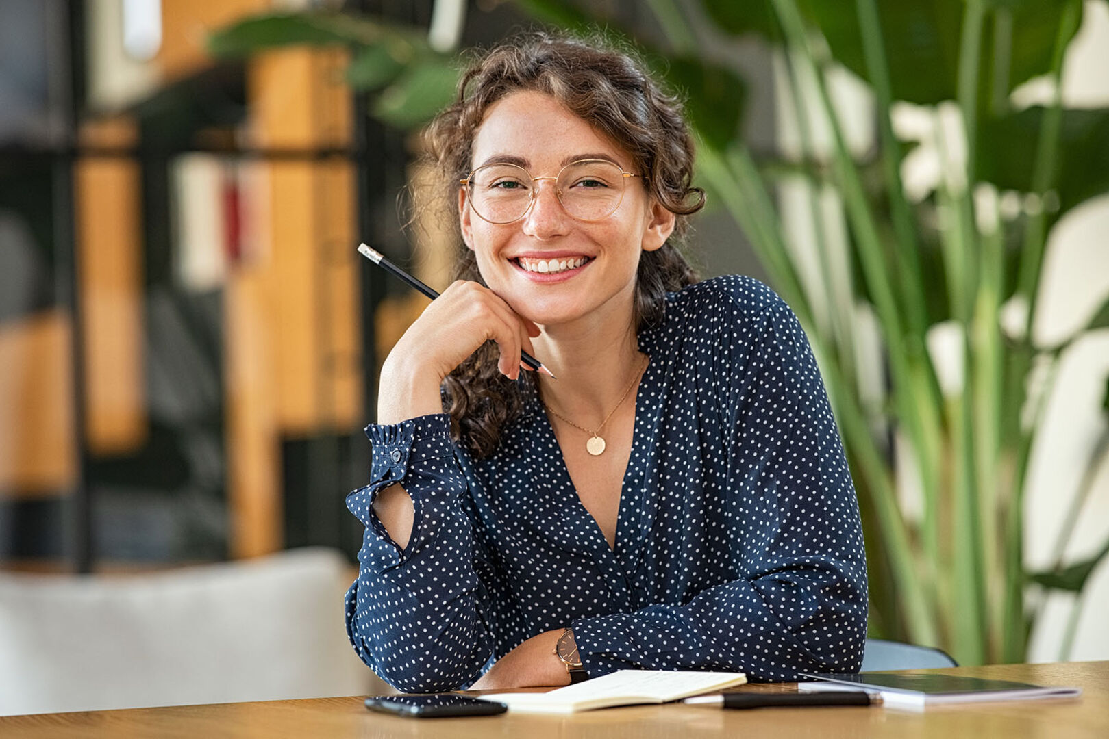 Studentin sitzt am Schreibtisch | Credit: iStock.com/Ridofranz