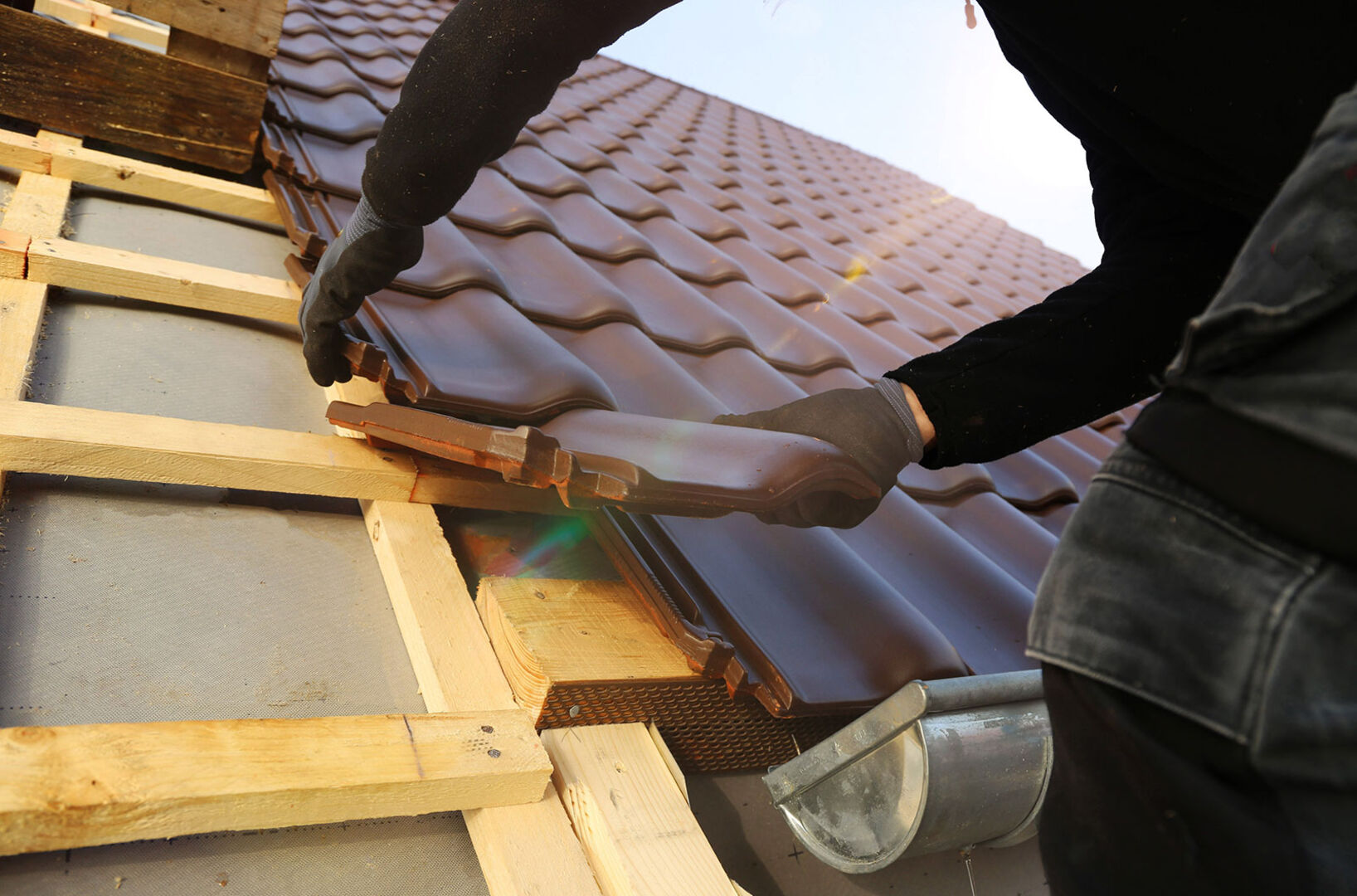 Mann beim Dachdecken | Credit: iStock.com/U. J. Alexander
