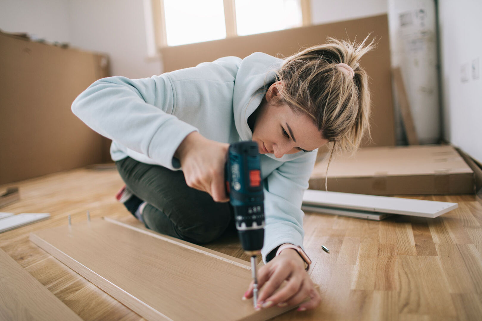 Junge Frau beim Bohren | Credit: iStock.com/Popartic