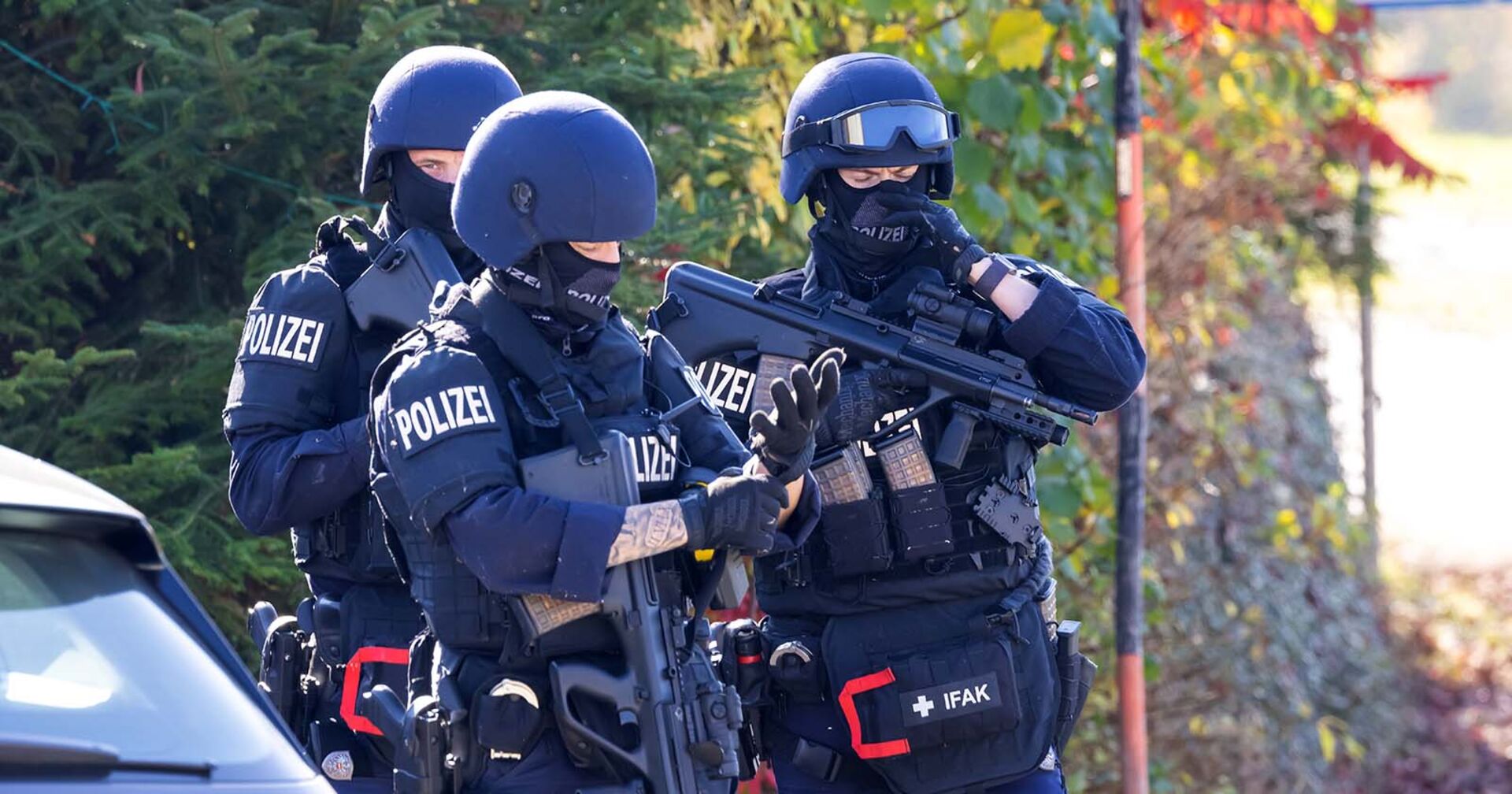 Polizei in der Nähe jenes Ortes in der Gemeinde Altenfelden (Bezirk Rohrbach) wo am Freitag, 1. November 2024, das Fluchtauto jenes gesuchten Mannes gefunden wurde, der am Montag zwei Menschen im Mühlviertel erschossen haben soll.