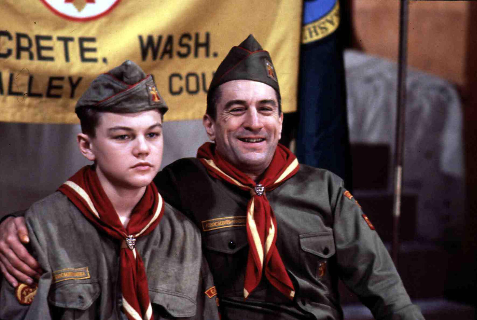 Filmszene aus "This Boy's Life", die Leonardo DiCaprio mit Robert De Niro in Pfadfinderuniformen zeigt