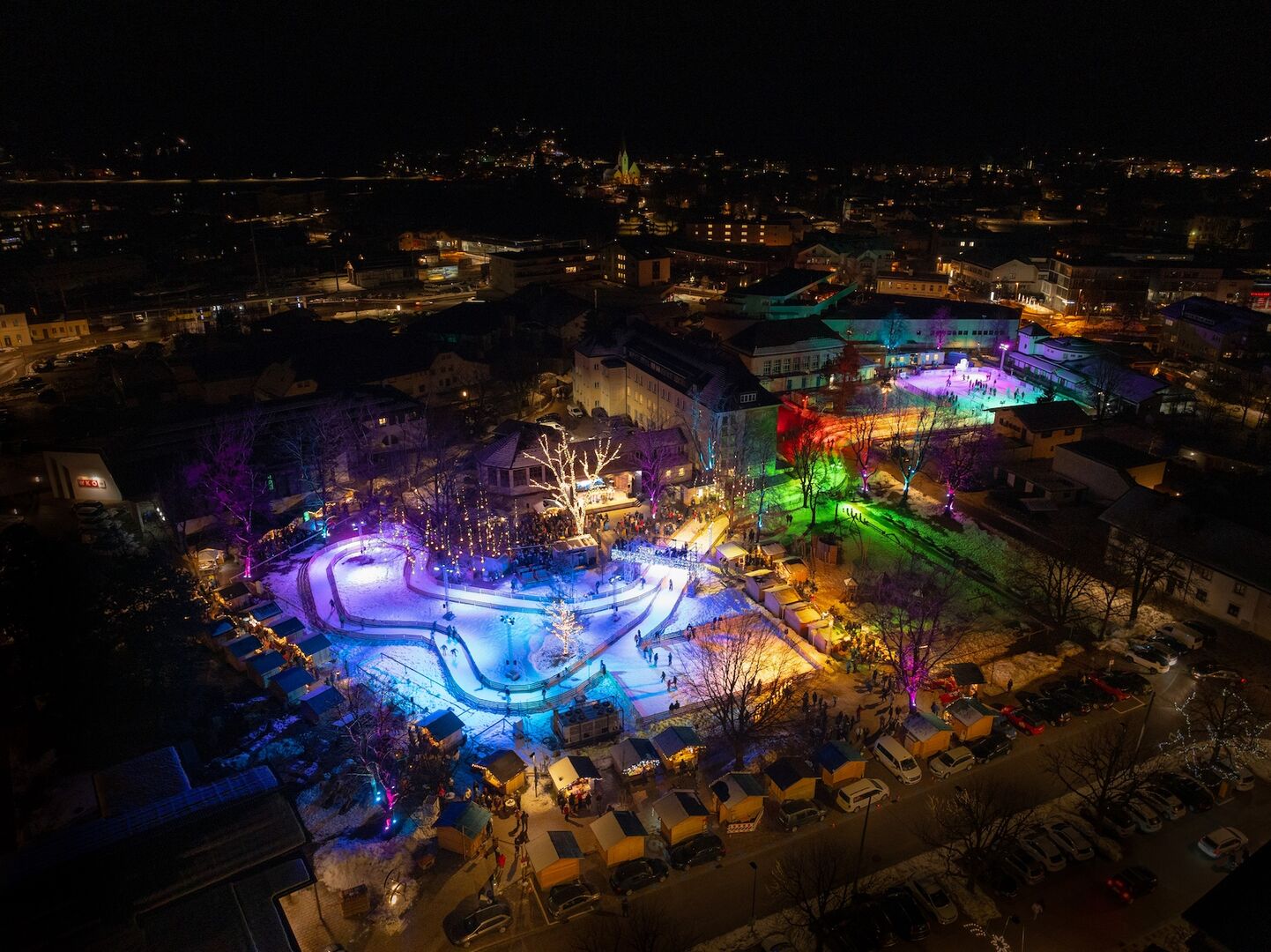 bunt beleuchteter Eislaufplatz von oben