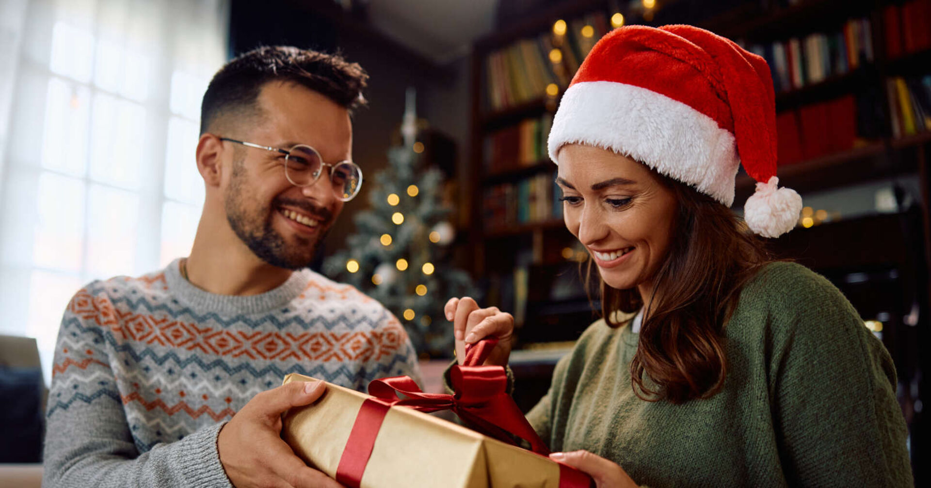 Ein Mann schenkt einer Frau ein Weihnachtsgeschenk