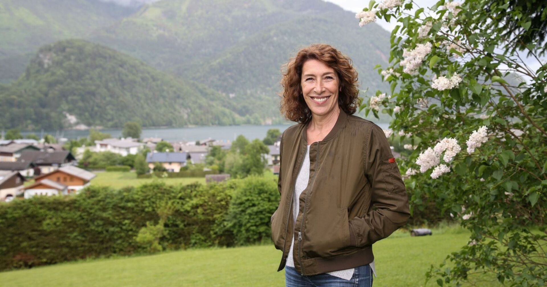 Adele Neuhauser steht im Grünen