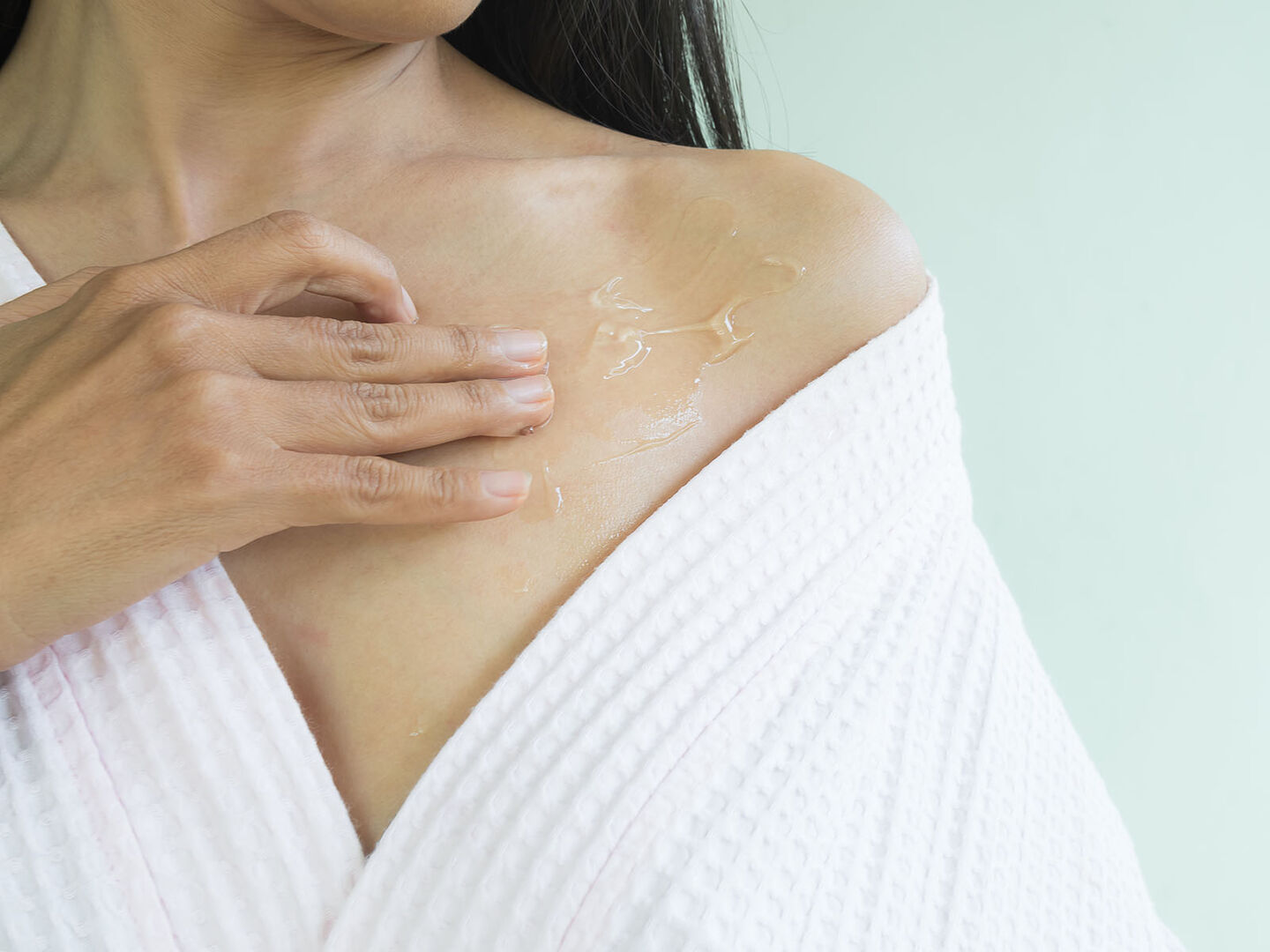 Frau trägt Aloe Vera auf | Credit: iStock.com/wing-wing