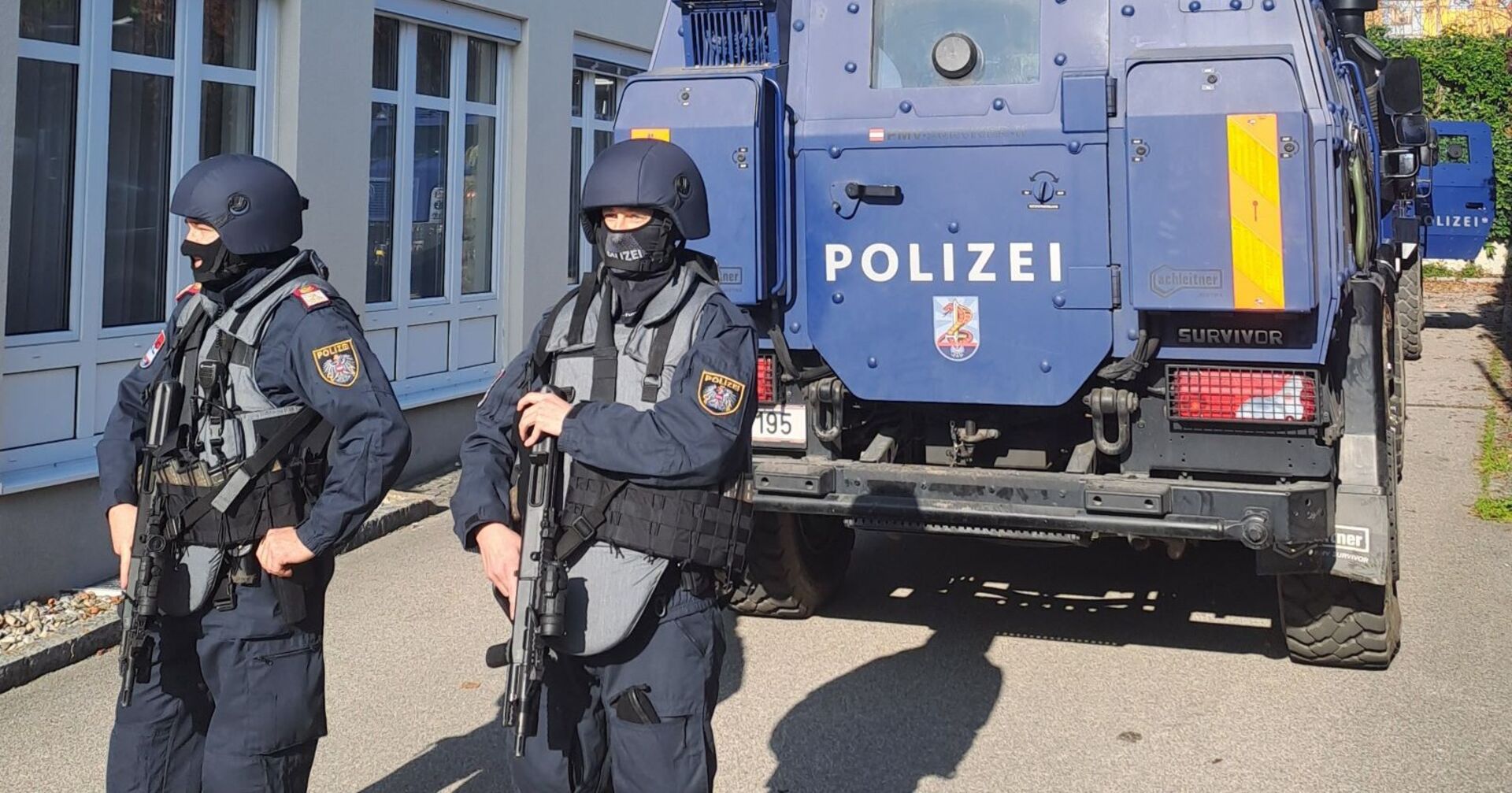 Schwer ausgerüstete Einsatzkräfte in Altenfeld