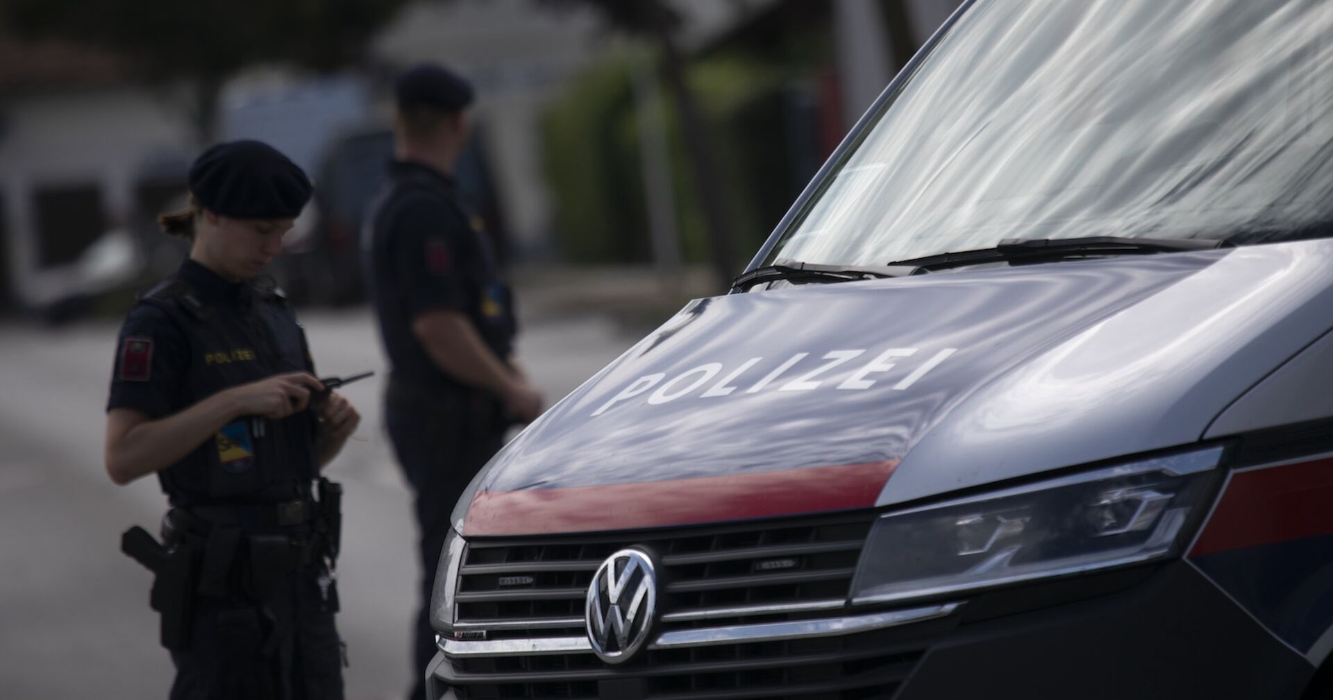 Polizeiauto und zwei Beamten im Einsatz.