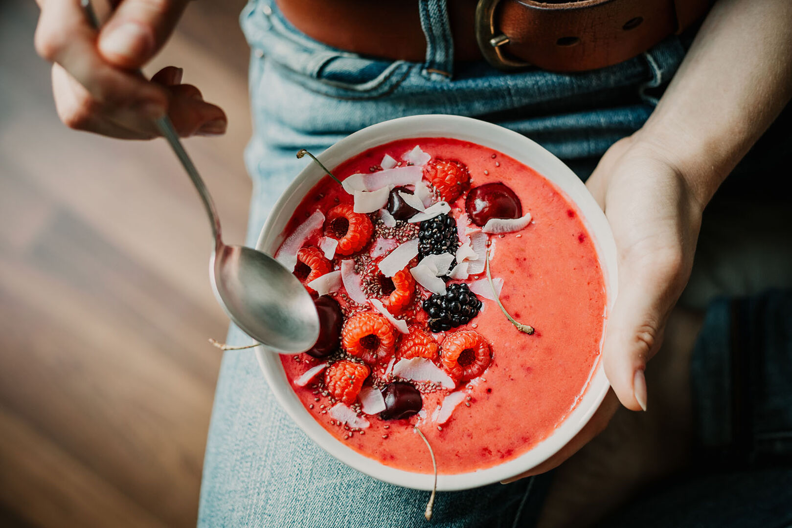 Frau isst Beeren | Credit: iStock.com/nerudol
