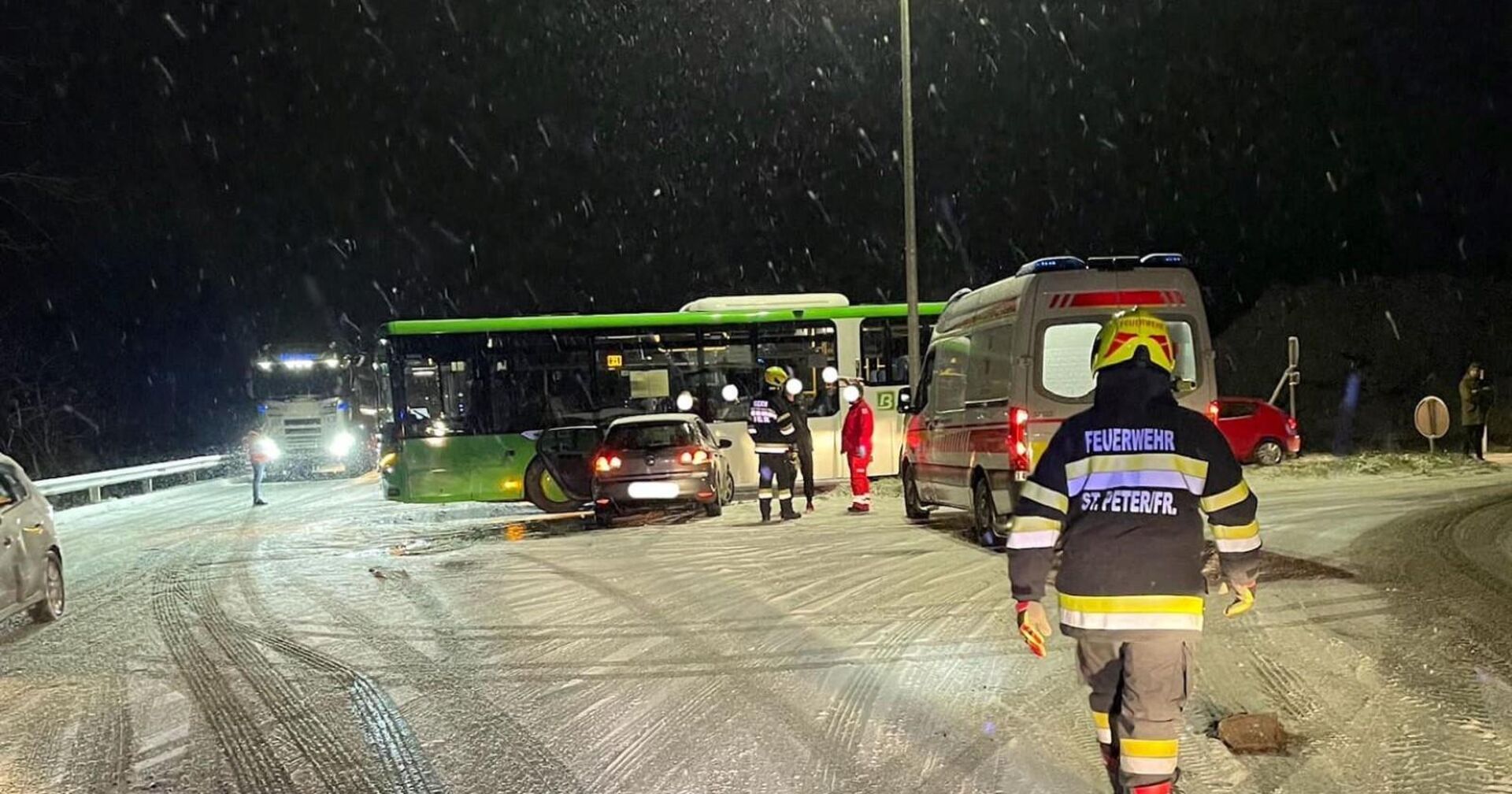 Der Bus, der in den Pkw geschlittert ist.