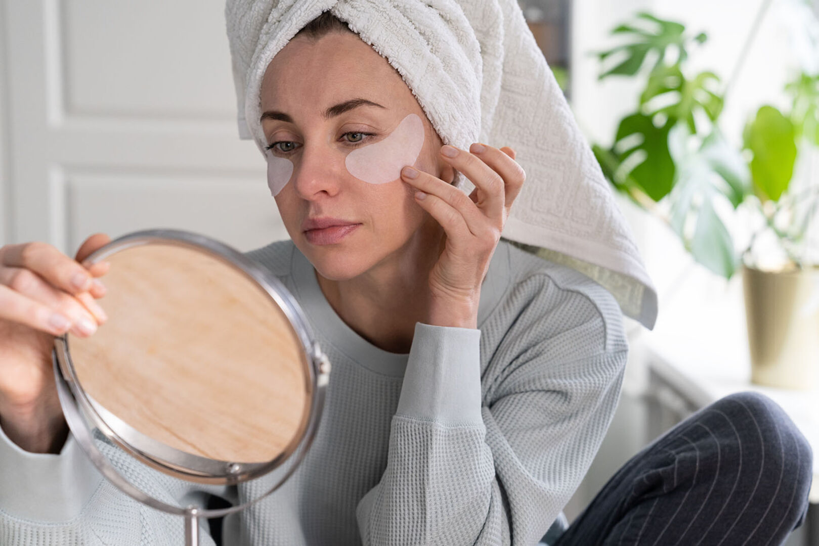 Frau mit Augen-Patches | Credit: iStock.com/Dima Berlin