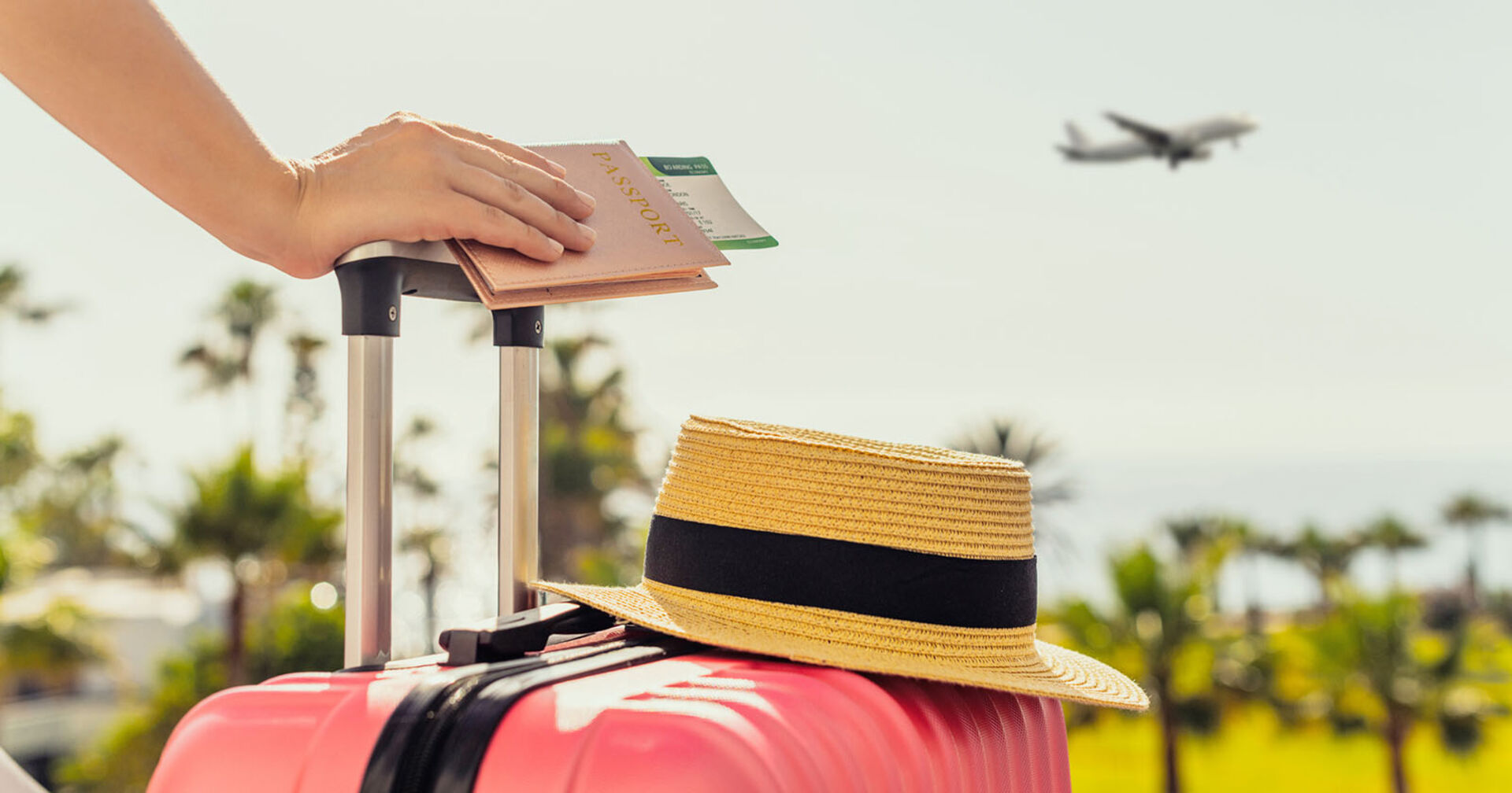 Frau hält Reisekoffer | Credit: iStock.com/FTiare