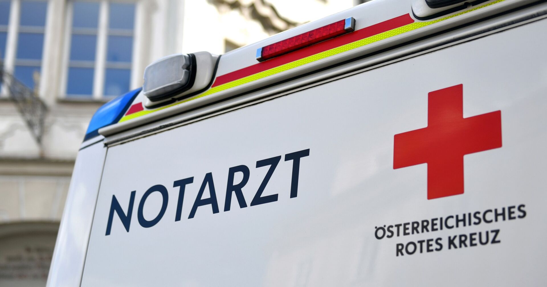 Notarztwagen: Hilfskräfte musste eine Frau aufgrund ihrer schweren Verletzungen nach dem Unfall auf der B17 in künstlichen Tiefschlaf versetzen.