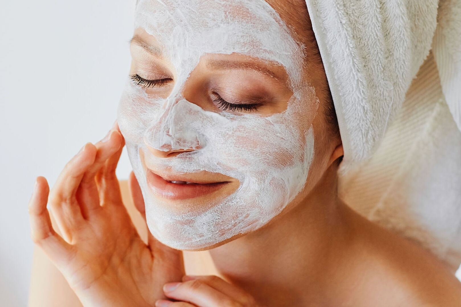 Frau hat Honig-Maske im Gesicht | Credit: iStock.com/Olesia Bekh