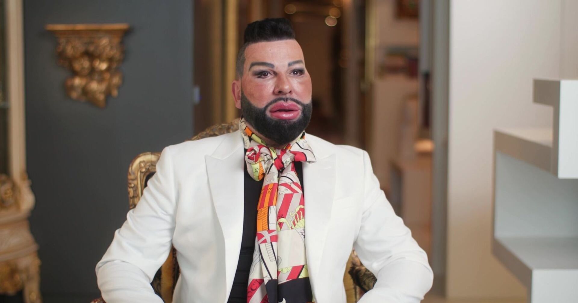 Harald Glööckler mit einem bunten Halstuch.