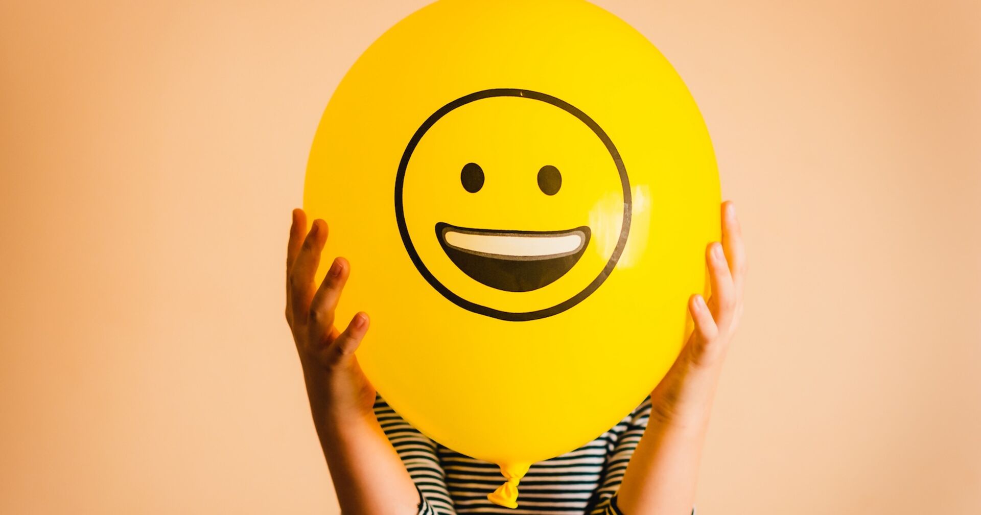 Luftballon mit aufgemaltem Smiley-Gesicht