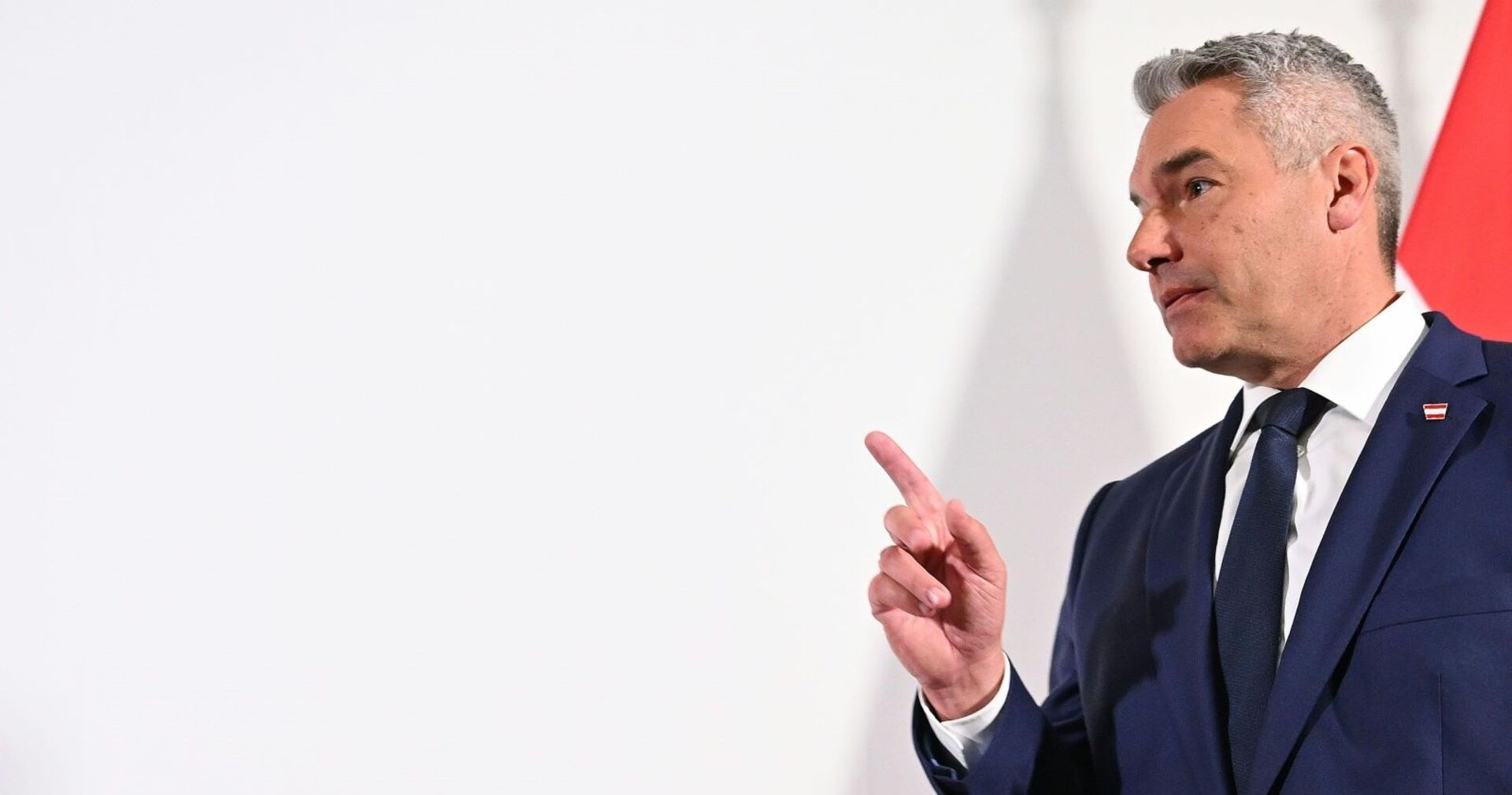 Karl Nehammer mit erhobenem Zeigefinger.