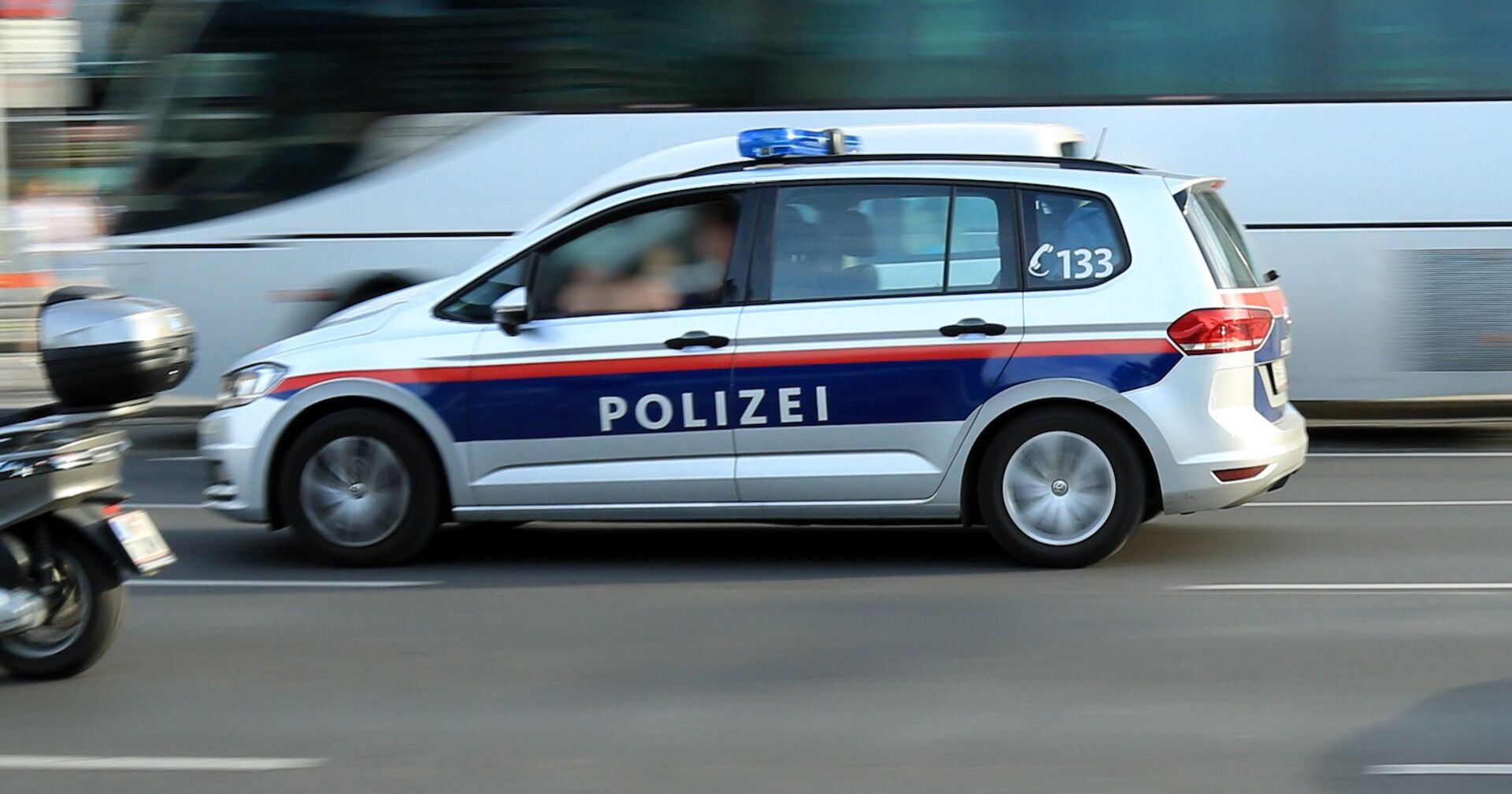 Ein Polizei auto im Straßenverkehr.