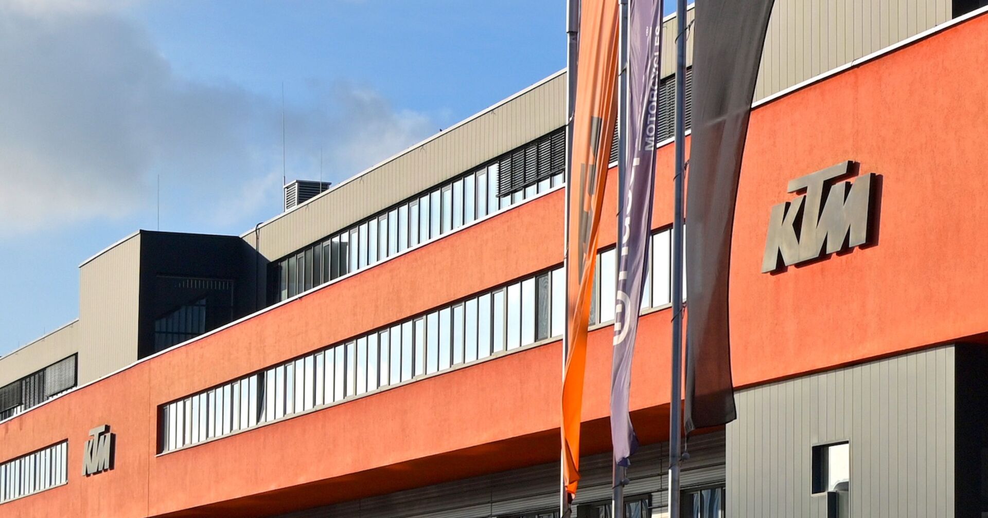 Das KTM-Gebäude in Mattighofen von außen.