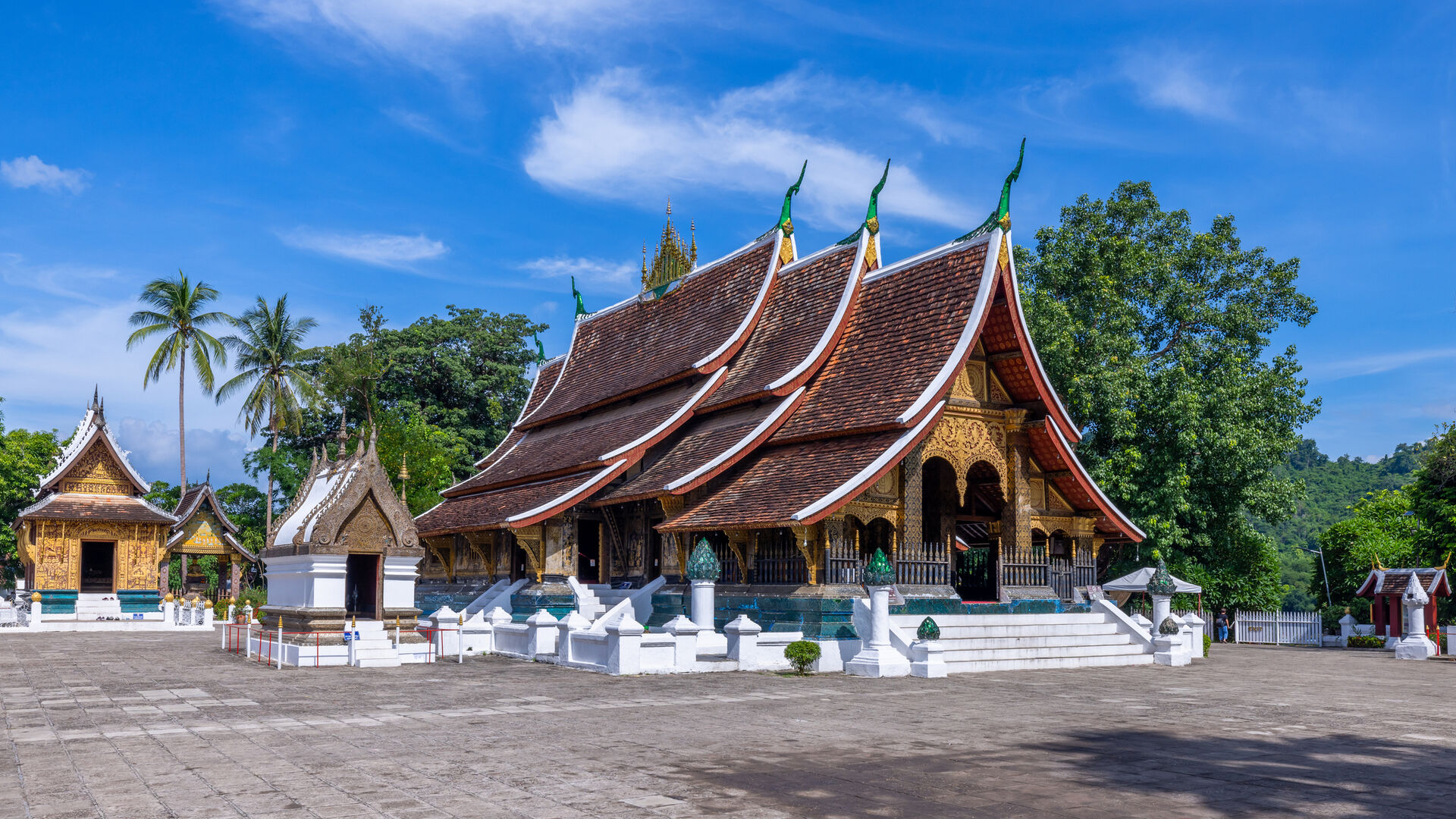 Tempel, dahinter sind Bäume zu sehen