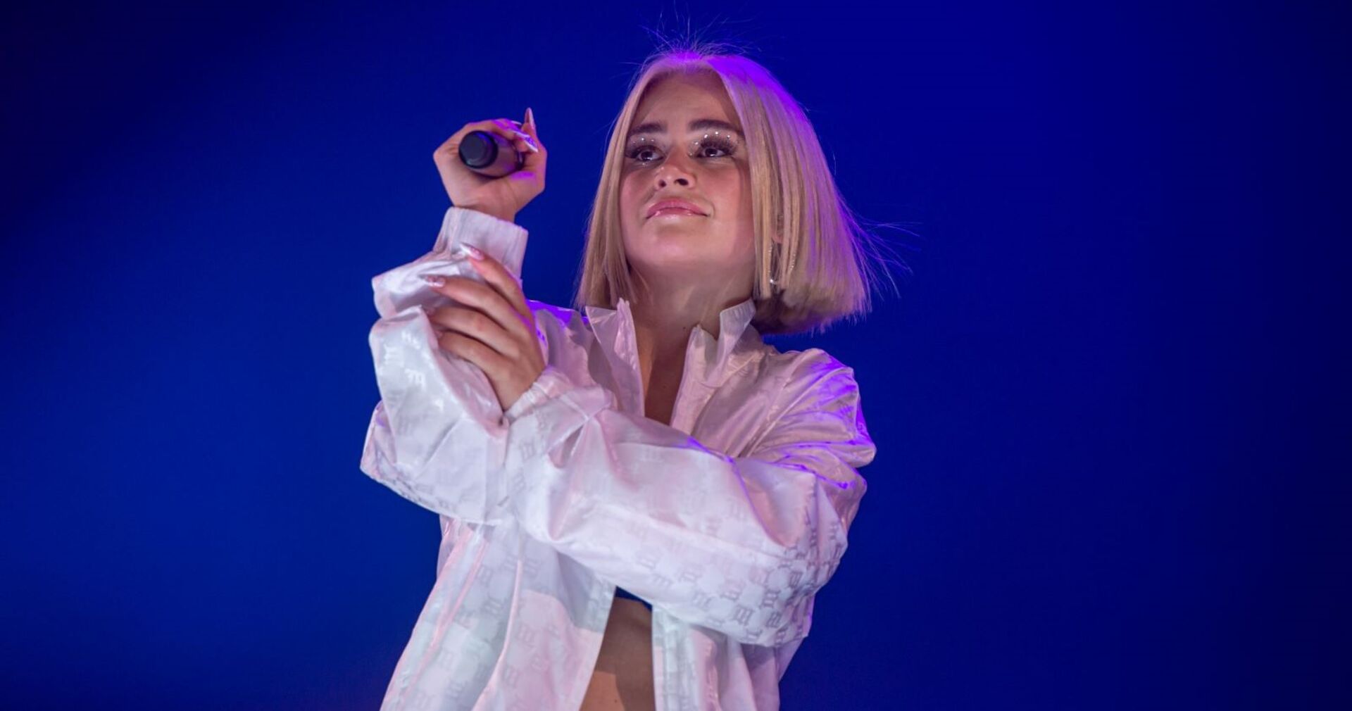 Mathea auf der Bühne in einem weißen Outfit.