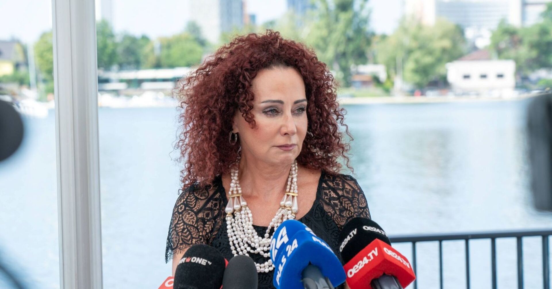 "Mausi" Lugner weint