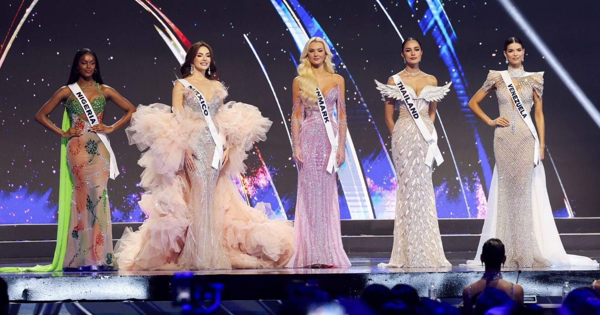 Die Finalistinnen von "Miss Universe 2024" auf der Bühne.