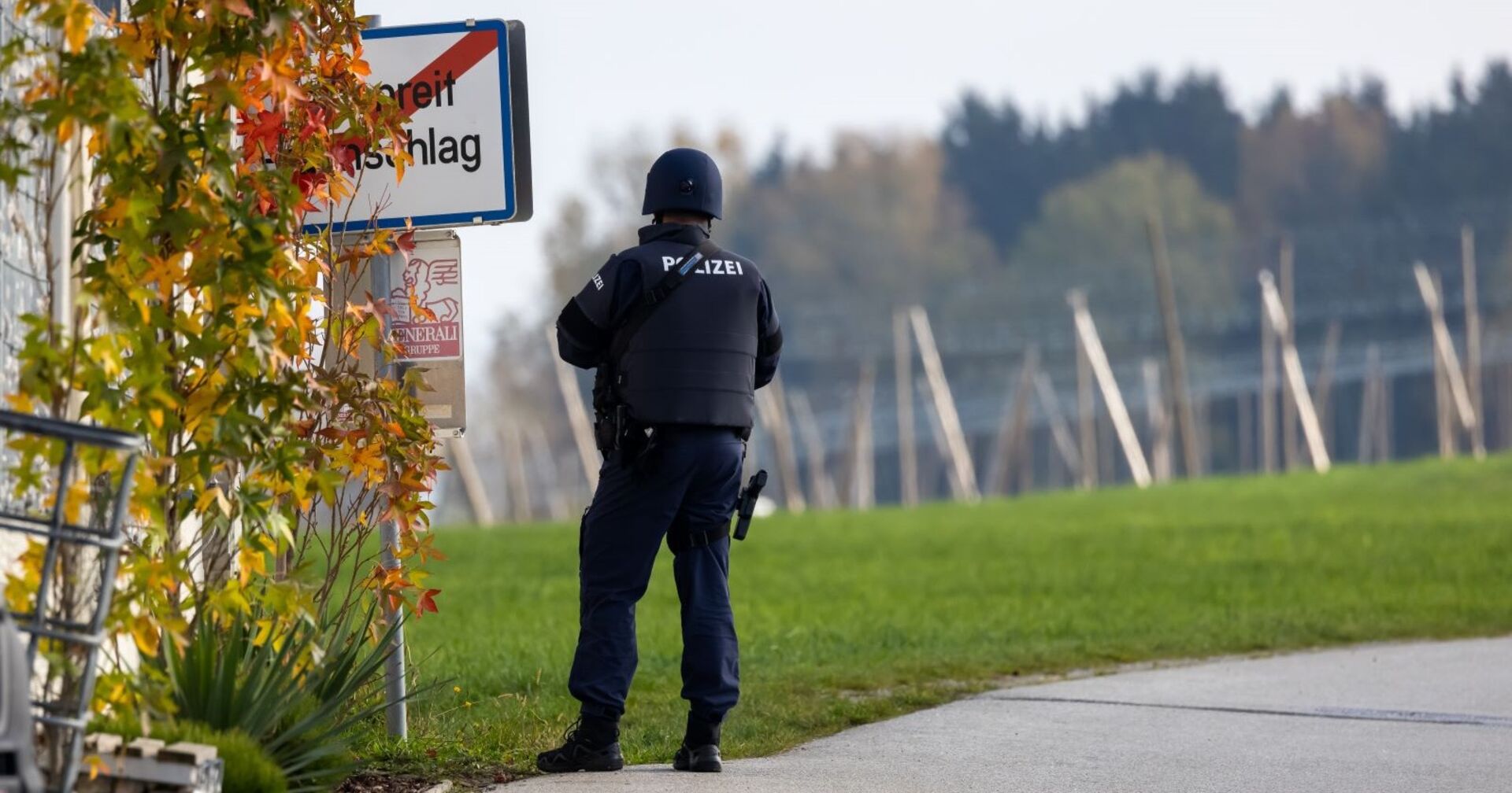 Die Polizei hat das kleine Waldstück in Fraunschlag, in dem der gesuchte Mörder aus dem Mühlviertel vermutet wird, umstellt.