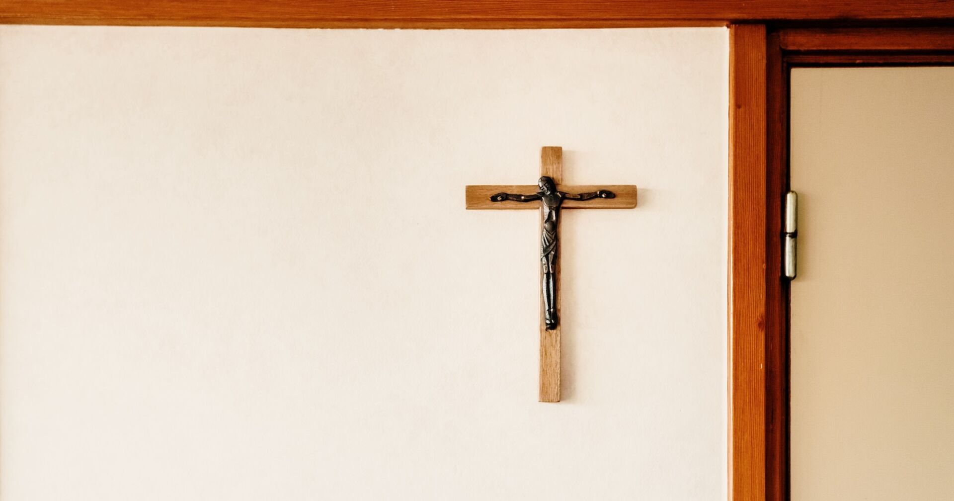 Ein Holzkreuz in einem Patientenzimmer.