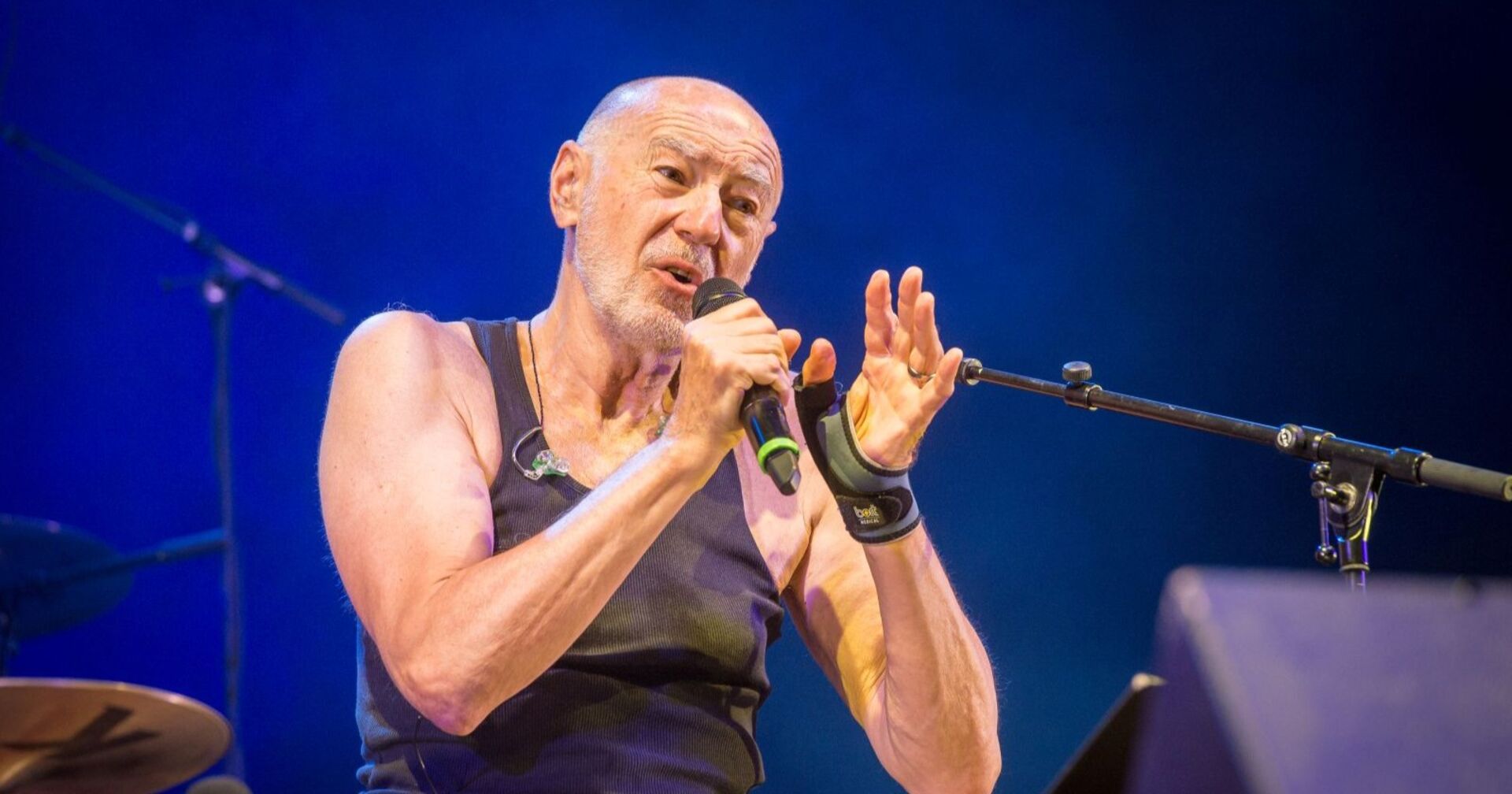 "Ostbahn Kurti"  singt in das Mikrophon.