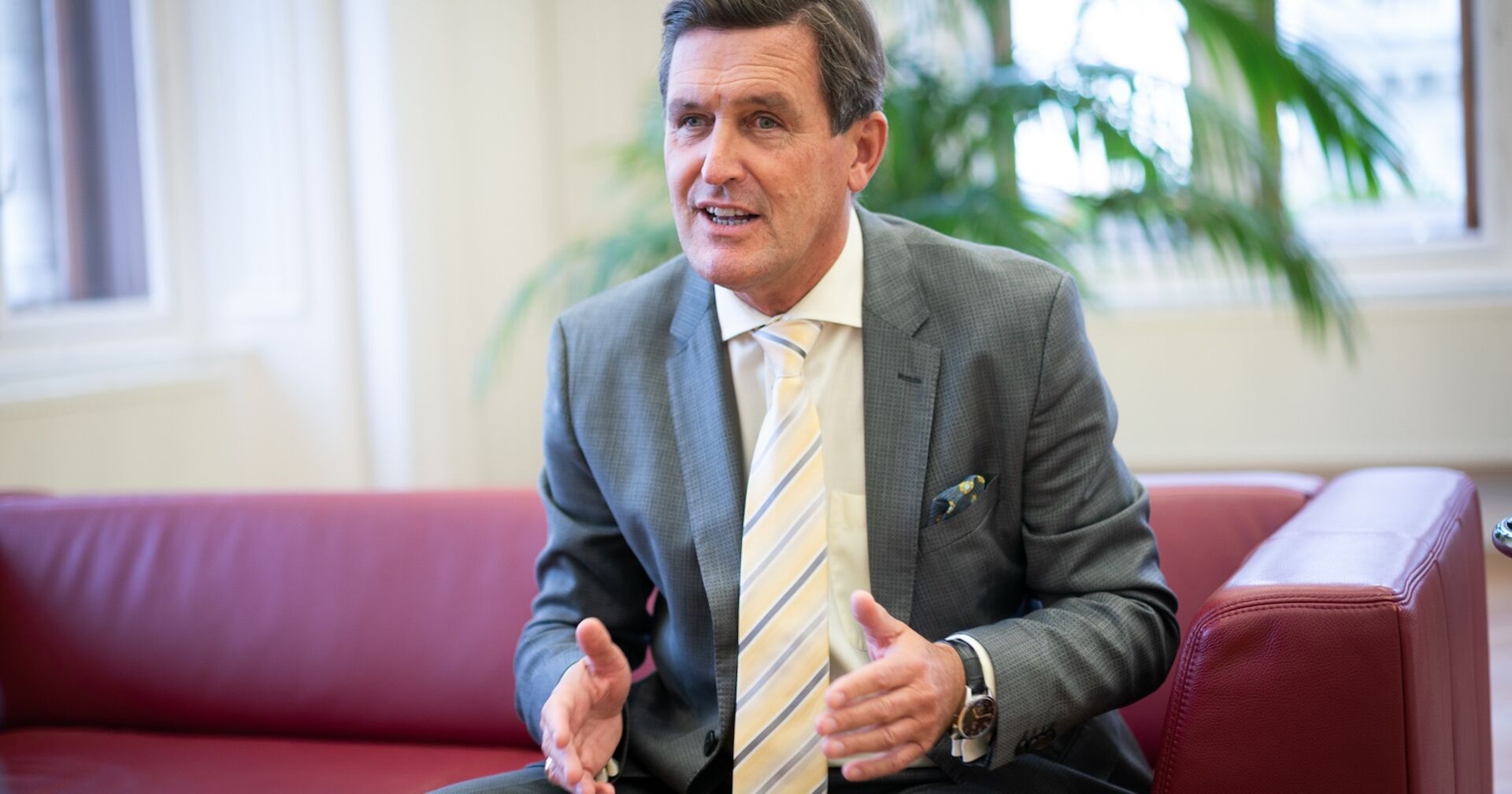 Stadtrat Peter Hanke auf einer roten Couch